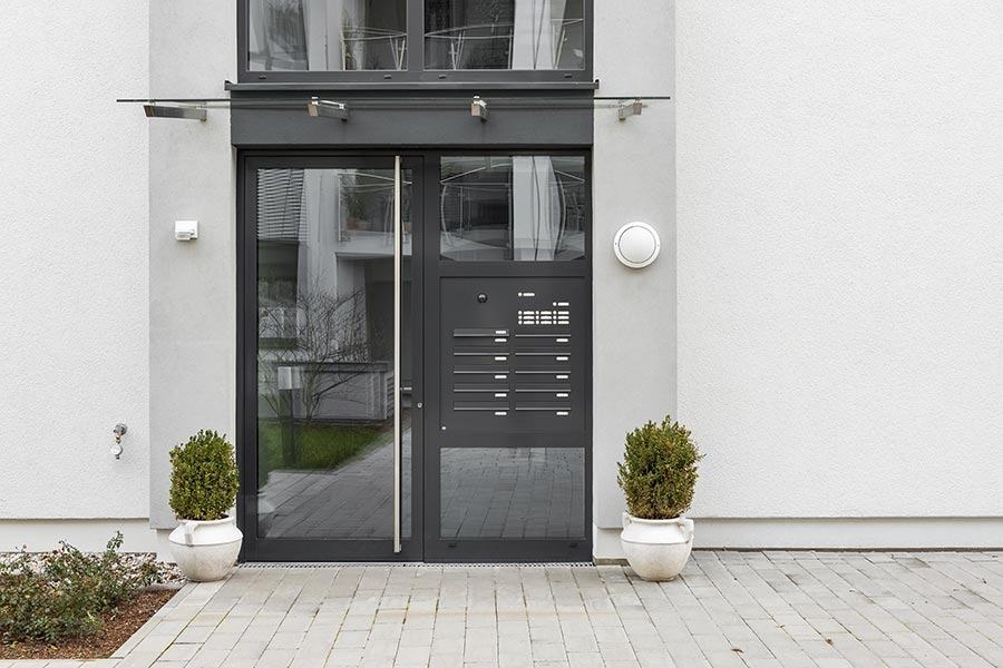 In die Hauswand eingebaute Briefkastenanlage