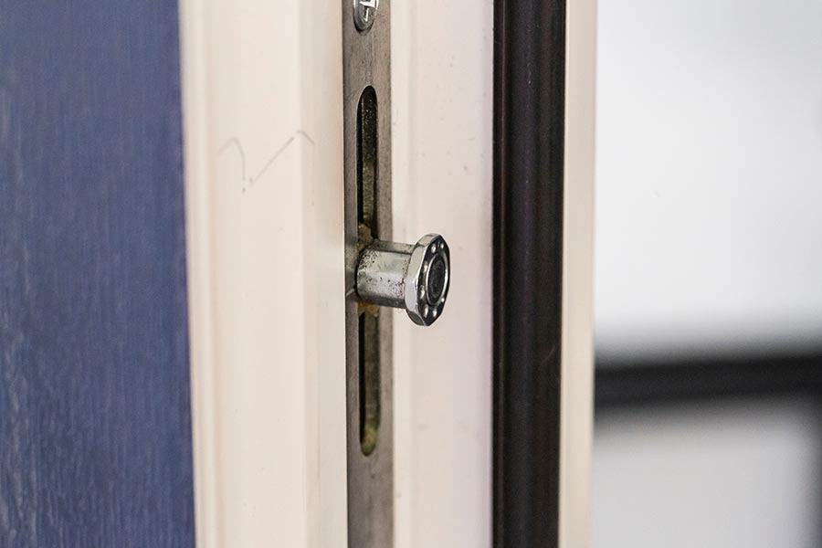 Pilzkopfzapfen an einem Fensterbeschlag