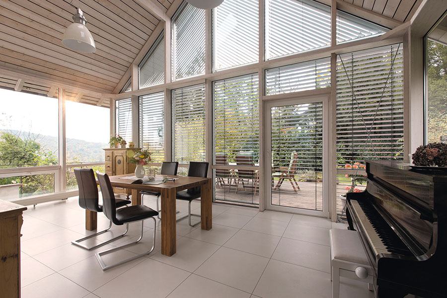 Wohnraum mit großem Fensterelement und Blick ins Freie