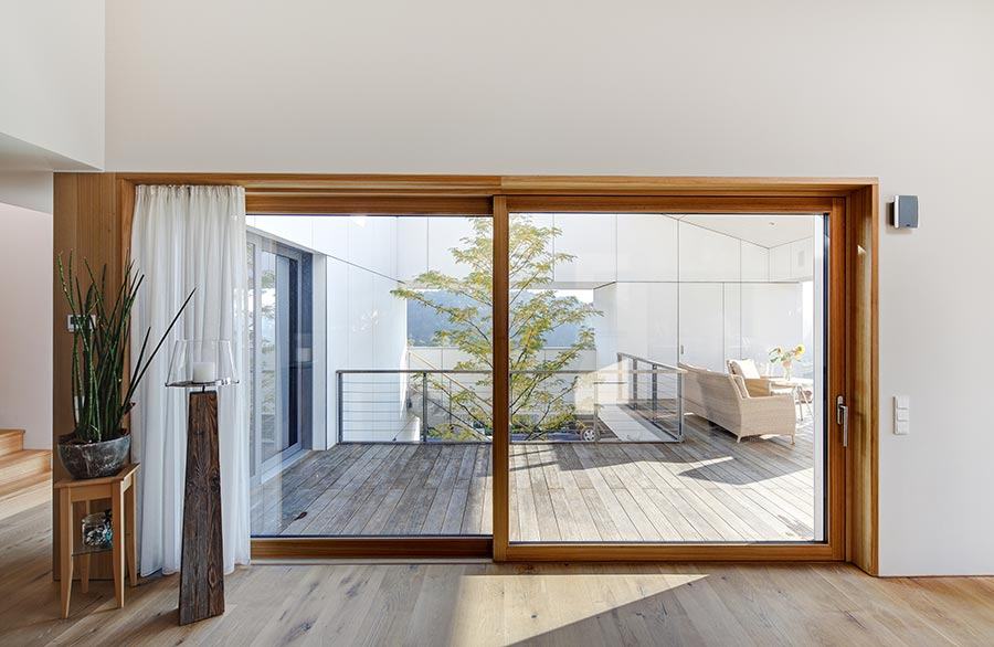 Holzfenster mit sichtbarer Maserung
