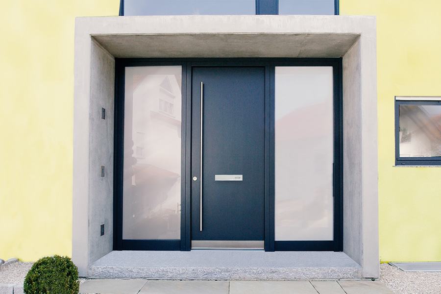 Haustür mit strukturierter Oberfläche und Glaselement