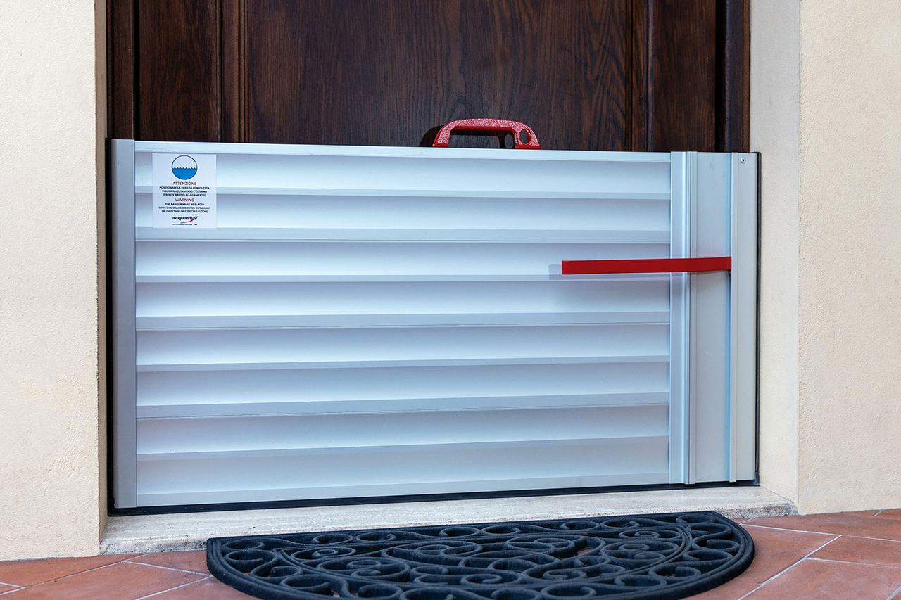 Hauseingang mit eingesetztem Flutschott