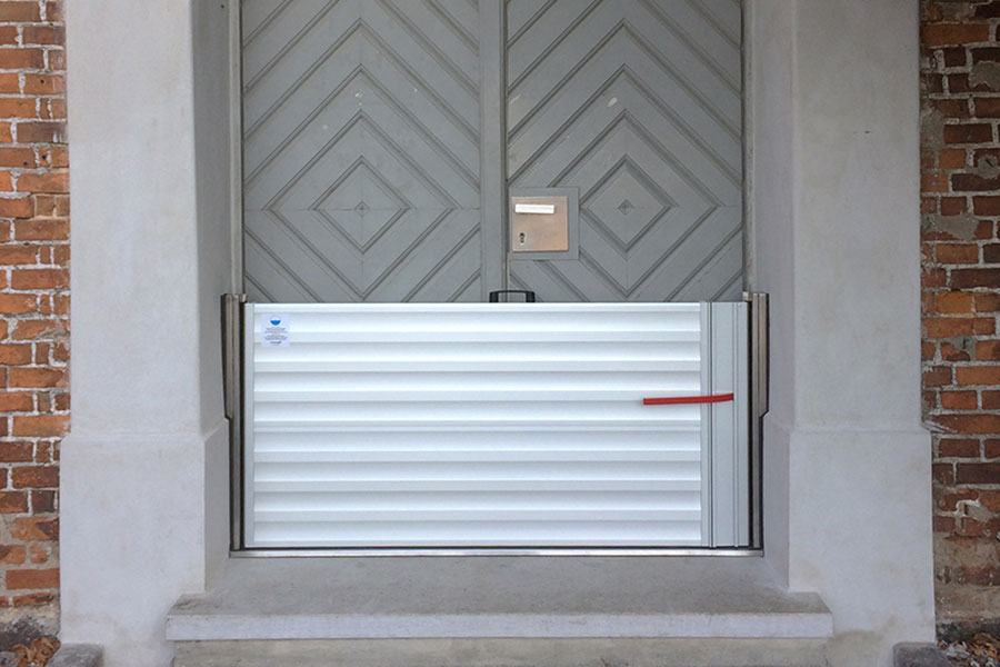 Flutschott vor einer Fenstertür
