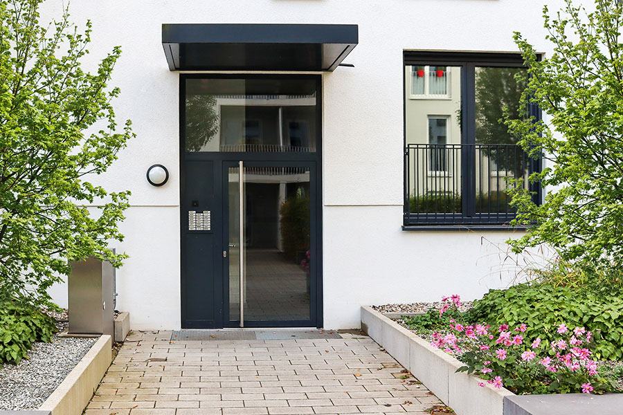 Moderne Haustür mit seitlichem Glaselement