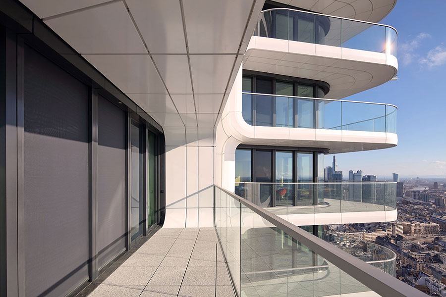 Fassade mit außenliegendem Sonnenschutz