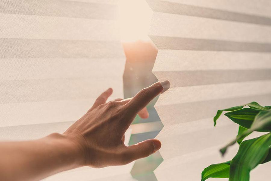 Innenliegender Sonnenschutz an einem Wohnzimmerfenster