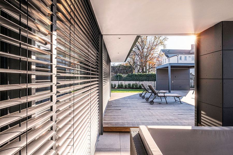 Fassade mit außenliegenden Raffstore-Lamellen