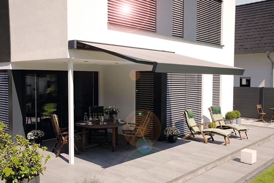 Beschattete Terrasse mit Sitzgruppe
