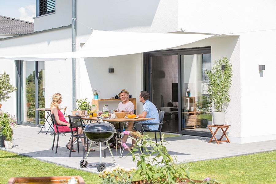 Verglaster Anbau mit Terrassentür